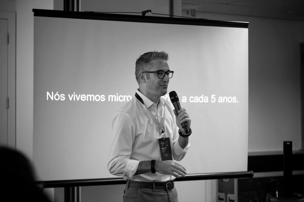 Mário Almeida apresentando diante do telão